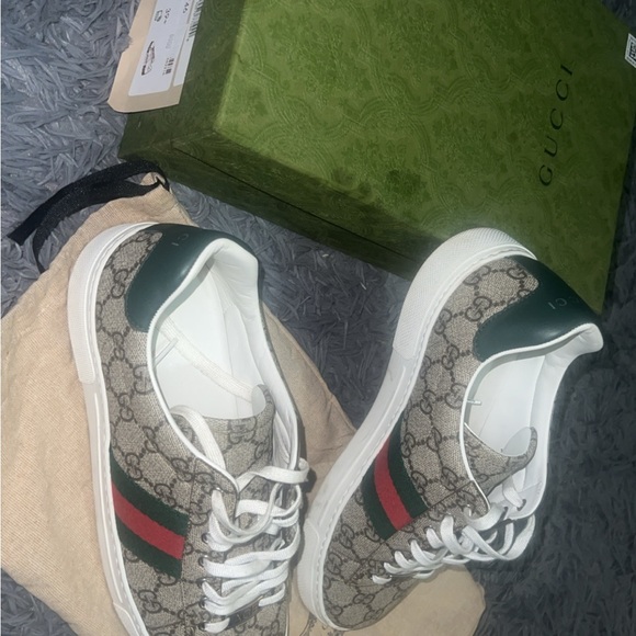 Gucci Beige Sneakers with Green and Red Stripes - Picture 5 of 5